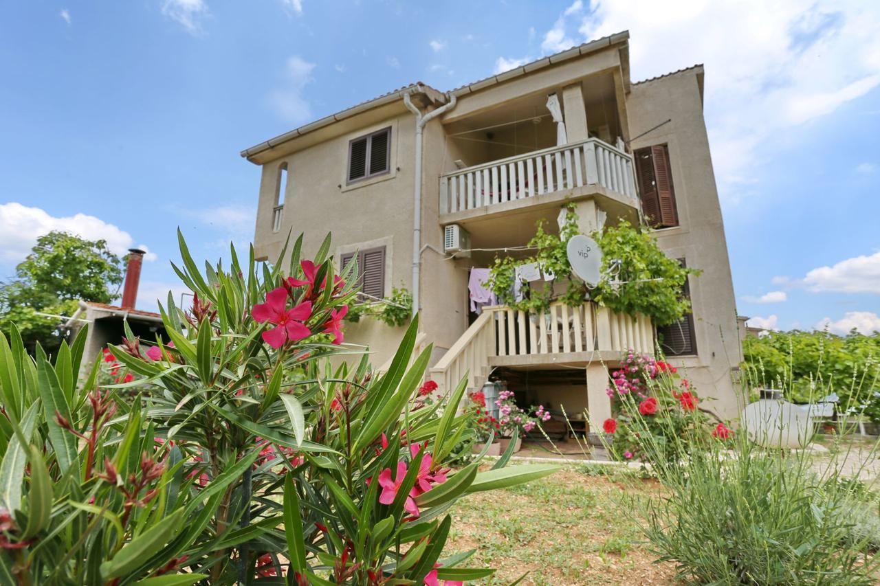 נוביגראד דאלמטיה Apartment Sea And Mountain With Pool מראה חיצוני תמונה